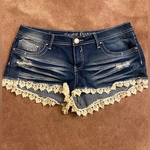 Junior’s BRAND NEW Almost Famous blue Jean washed out shorts size: 13 lace trim